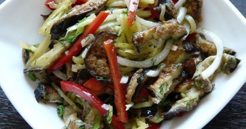 Теплый салат с курицей и печеными овощами