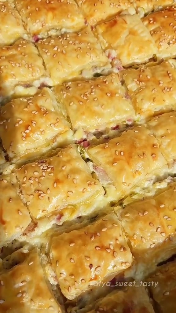 Закуска из слоеного теста с беконом и сыром