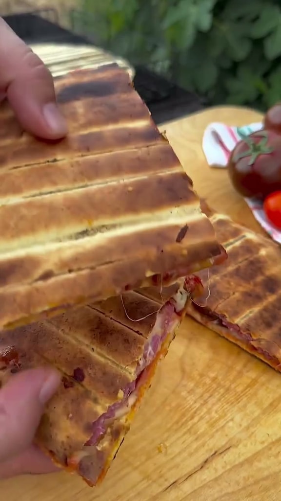 Быстрая кесадилья из лаваша с колбасой и сыром