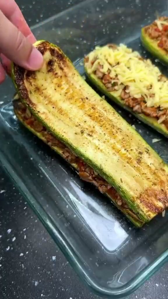 Слоеные кабачки с фаршем под сыром