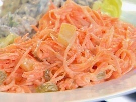 Салат из моркови с изюмом и ананасом