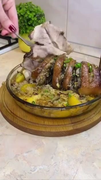 Свиная рулька с картофелем и квашеной капустой