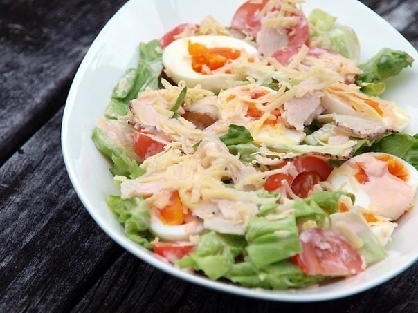 Салат с курицей, яйцом и овощами