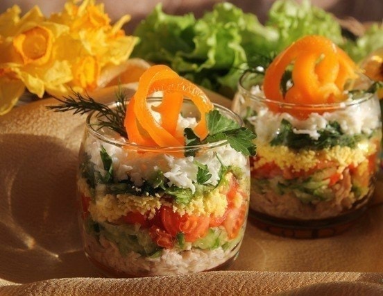 Легкий слоеный салат с курицей и овощами
