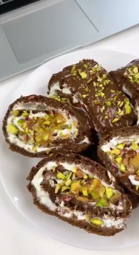 Шоколадный рулет с фисташками