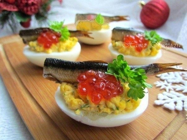 Фаршированные яйца со шпротами и красной икрой
