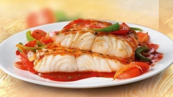 Белая рыба с овощным соусом