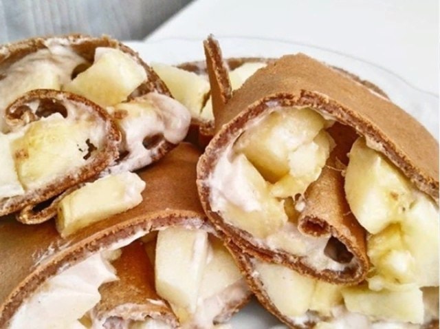 Шоколадный ролл с бананом и яблоком