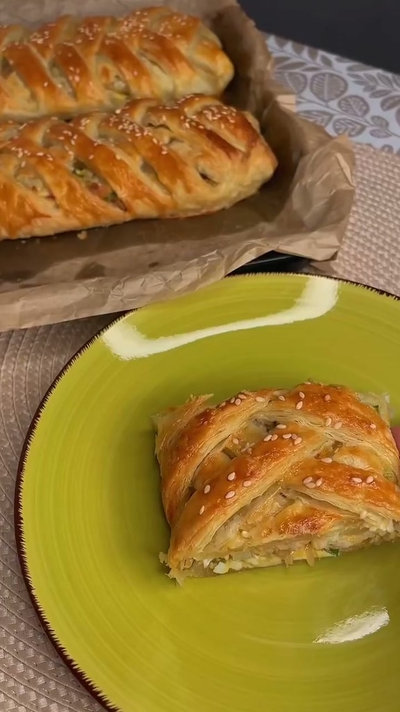 Пирог с курицей из слоеного теста