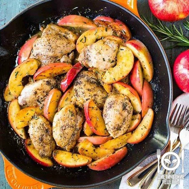 Запеченная курица с яблоками