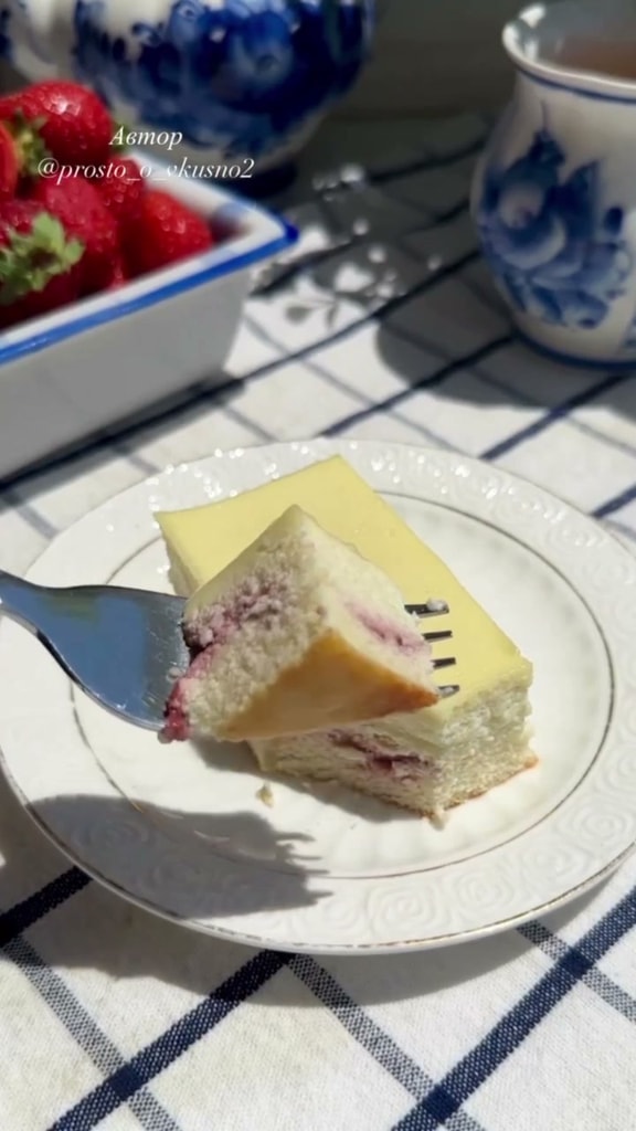 Двухслойная творожная запеканка с манкой и ягодами