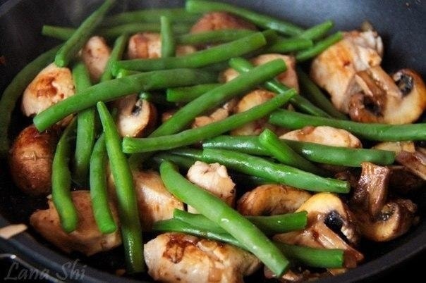 Тушеная фасоль с грибами и курицей
