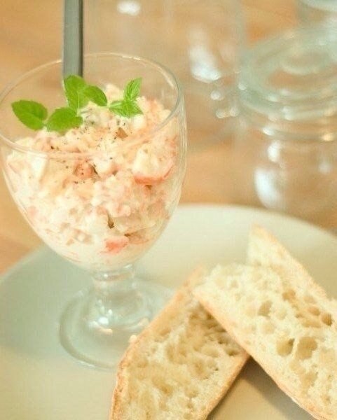 Творожный салат с крабовыми палочками
