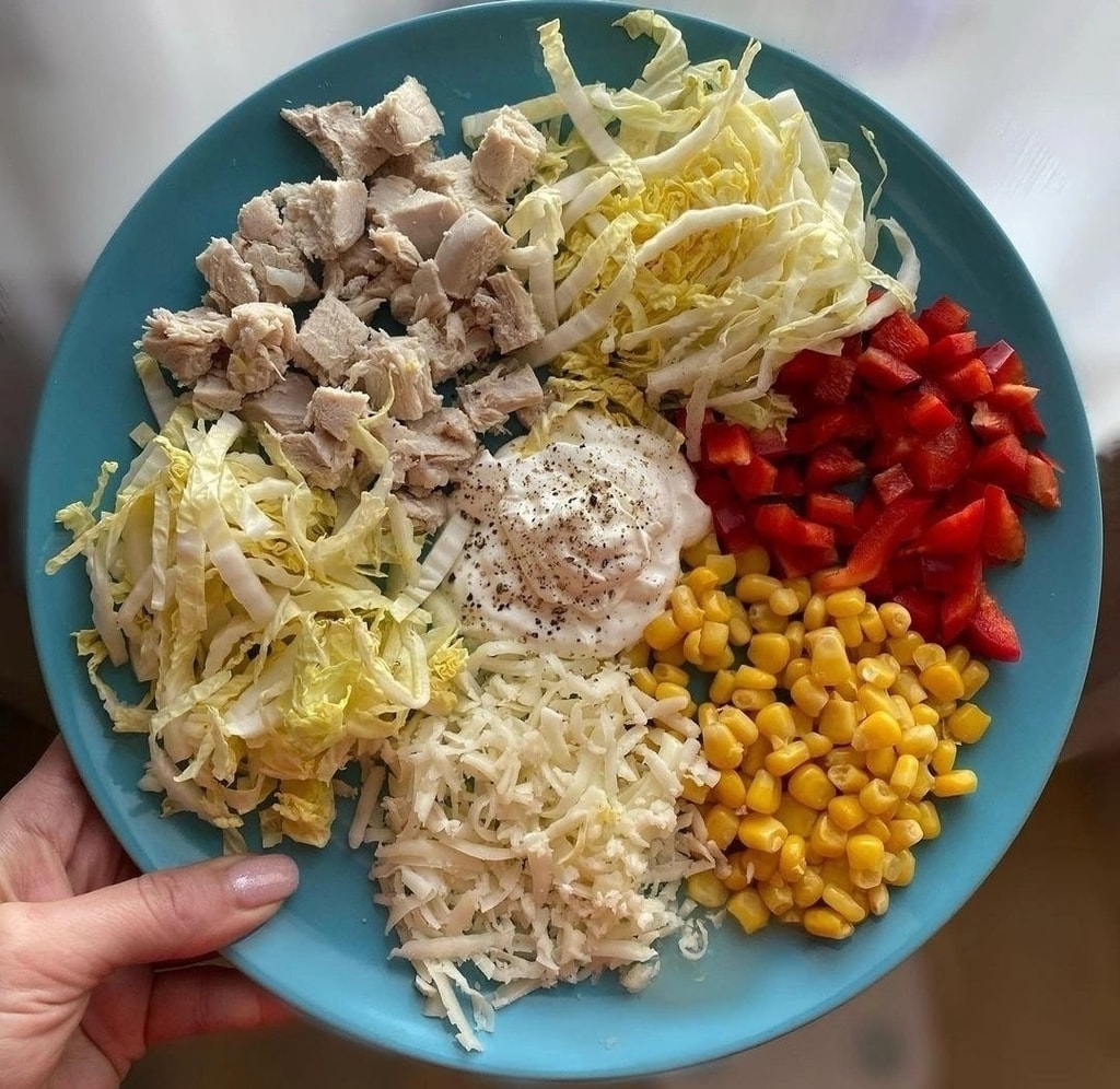 Легкий салат с курицей и кукурузой
