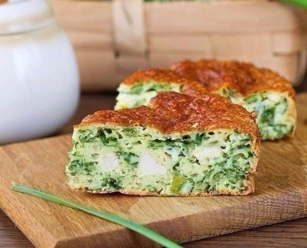 Нежный пирог с зеленым луком, курицей и сыром