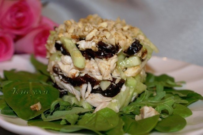 Салат с курицей и черносливом