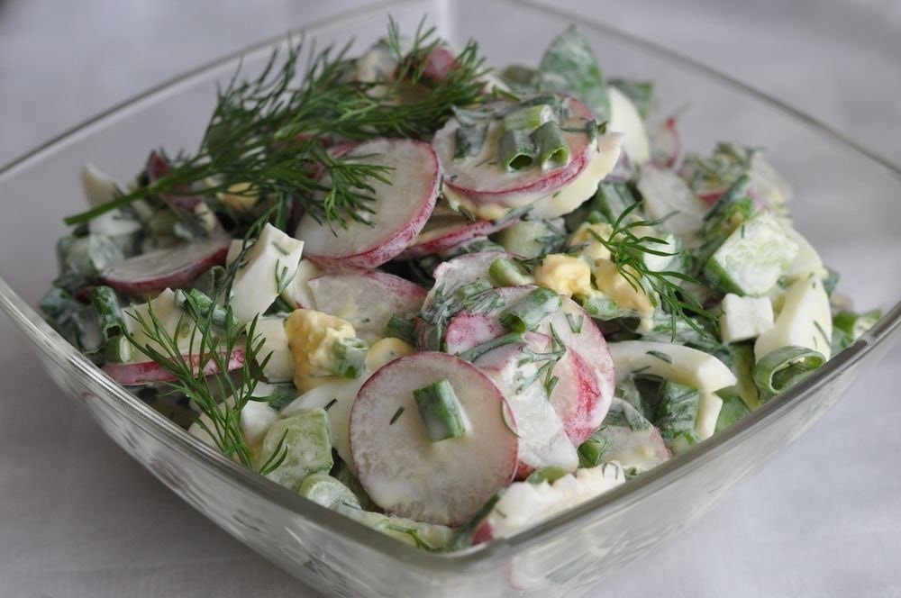 Салат с редиской и яйцом