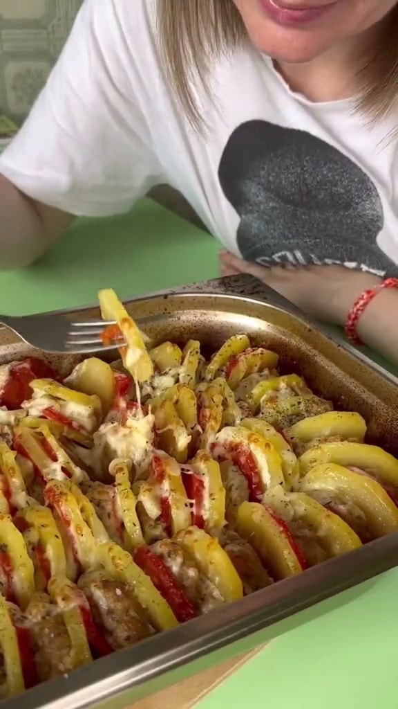 Запеканка из фарша с картофелем и помидорами