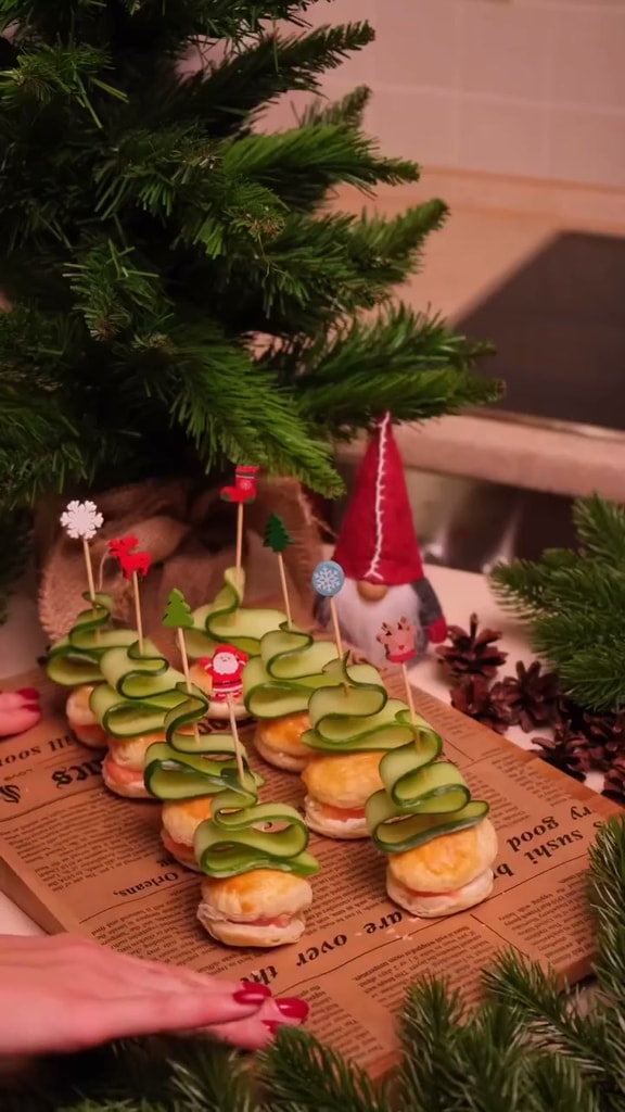 Праздничные канапе на шпажках с форелью и огурцом