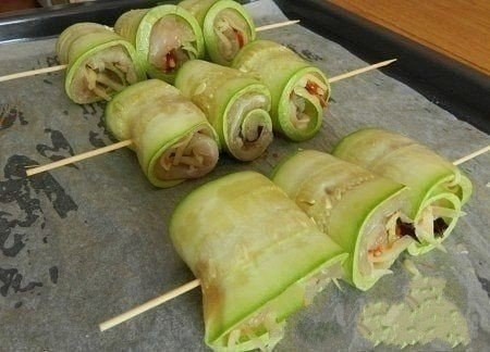 Рулетики из кабачков с курицей