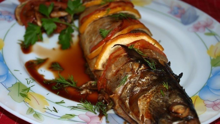 Запеченная скумбрия с овощами