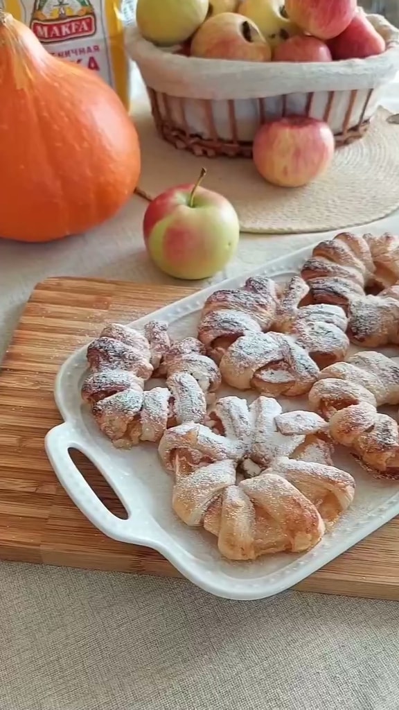 Яблочные колечки в слоеном тесте