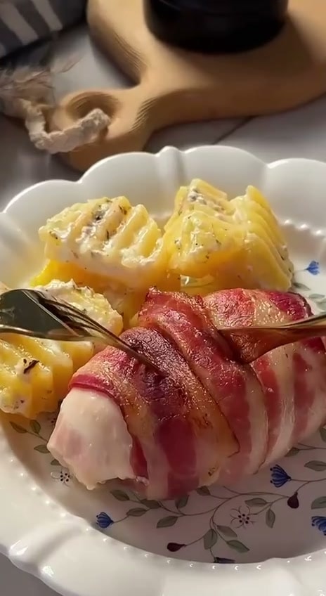 Куриные рулетики в беконе на картофельной подушке