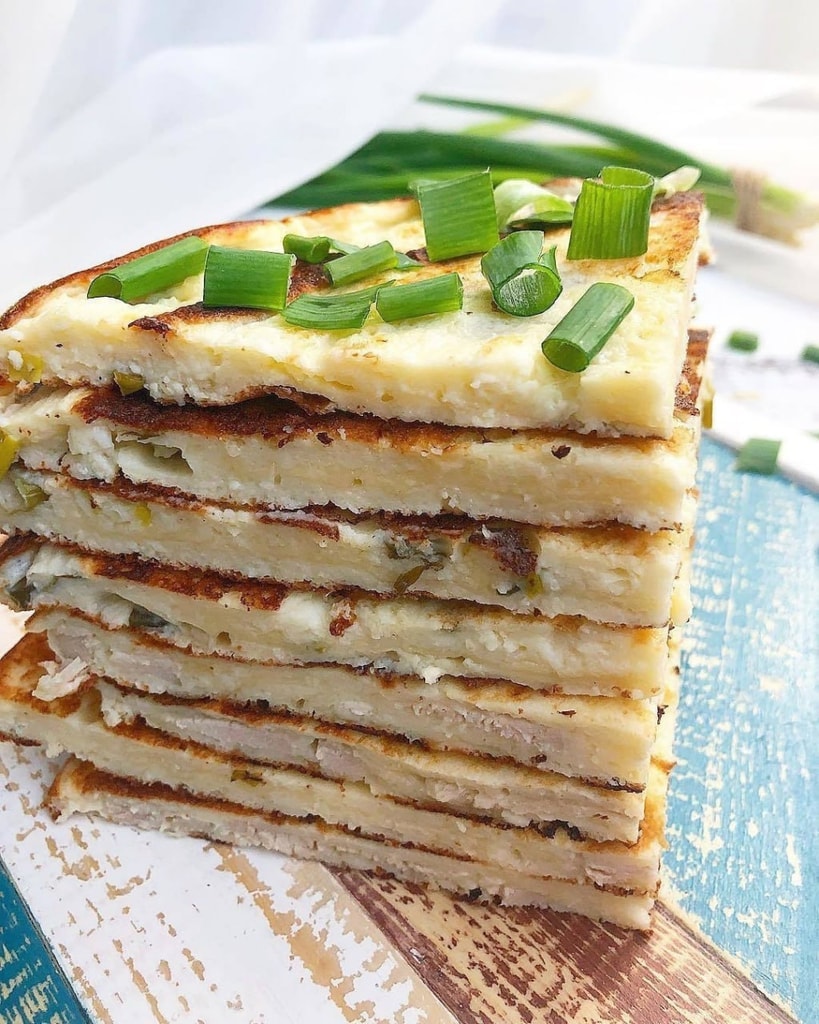 Сырные лепешки с курицей и зеленью