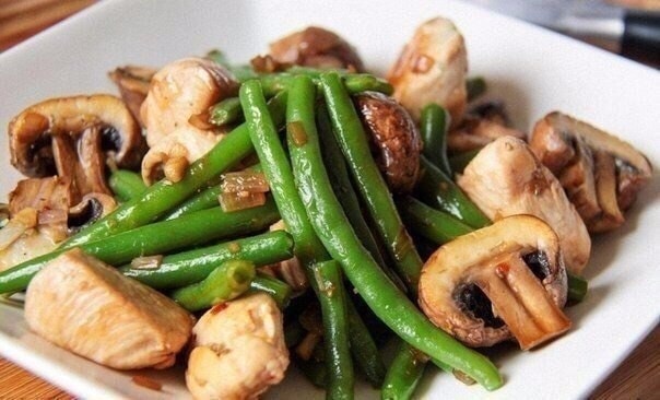Стручковая фасоль с грибами и курицей