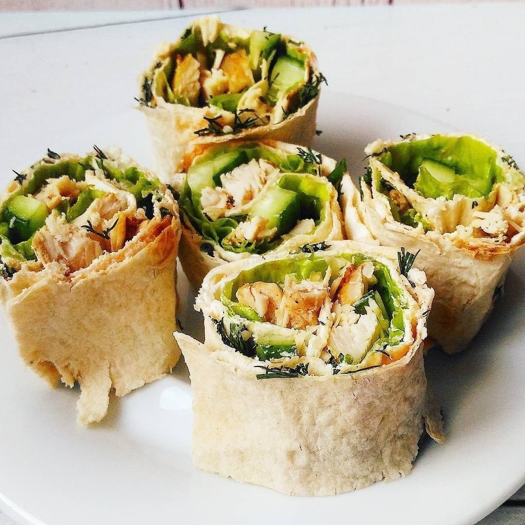 Ролл из лаваша с куриной пастормой и сливочным сыром