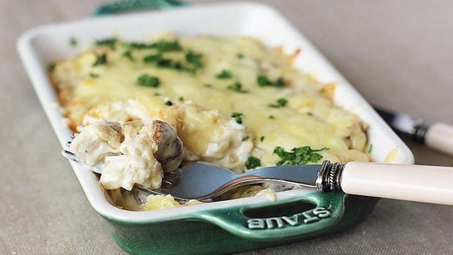 Куриное филе с грибами в кефирном соусе