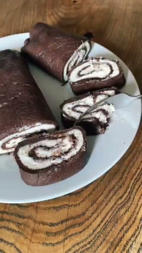 Шоколадный рулет с творожным кремом без выпечки