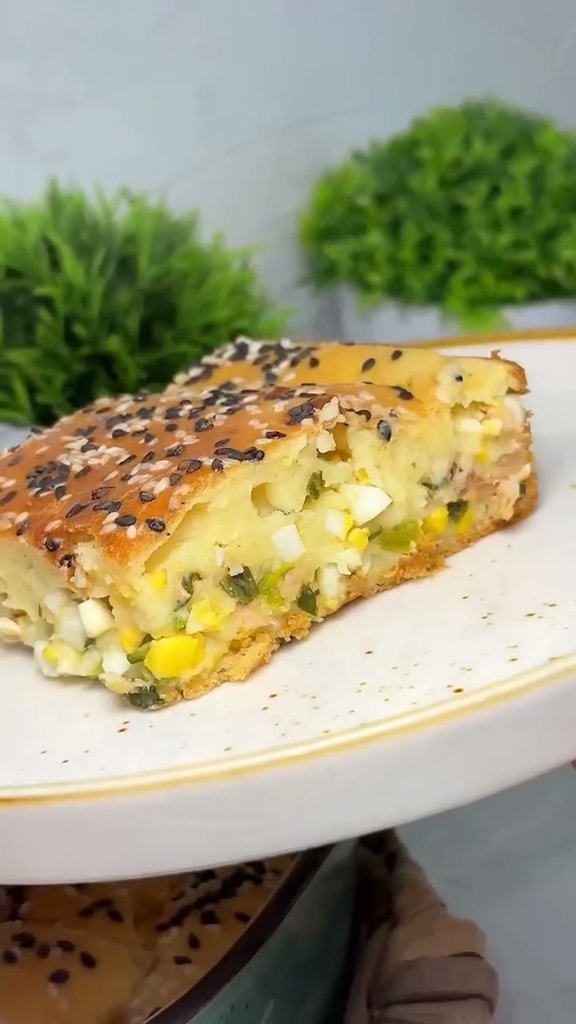 Заливной пирог с яйцами и тунцом