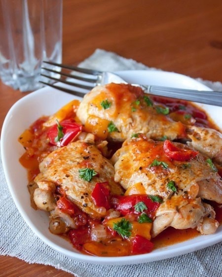 Тушеная курица со сладким перцем
