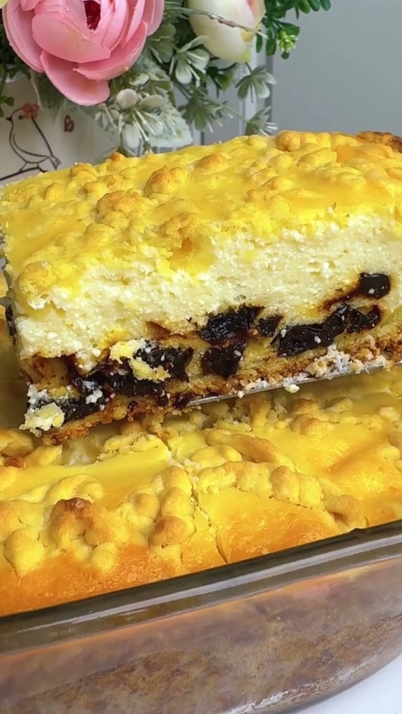 Пирог с творогом и черносливом
