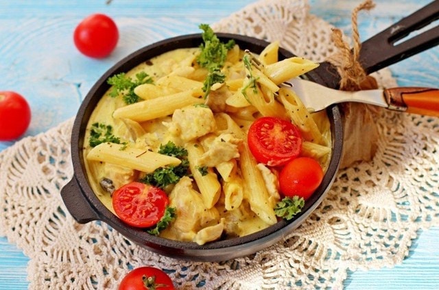 Паста с курицей и грибами под сырным соусом