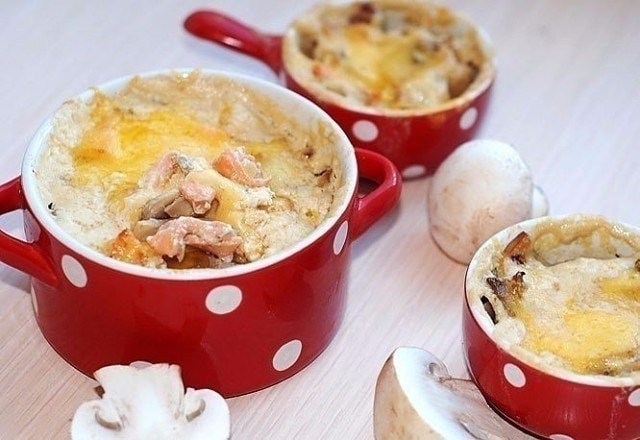 Жульен с семгой и грибами