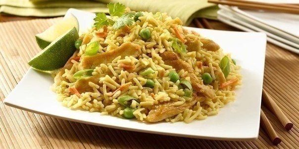Жареный рис с курицей и овощами