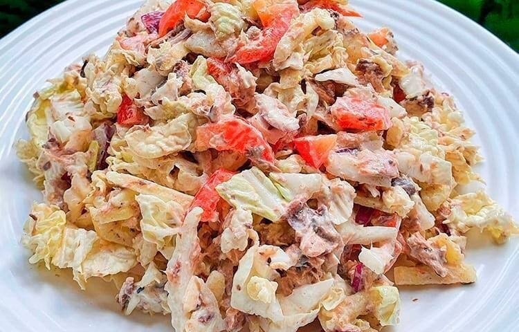 Салат с пекинской капустой и тунцом