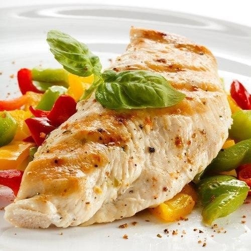 Диетическая курица с базиликом в томатном соусе