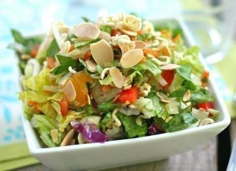 Легкий салат с курицей и ананасом