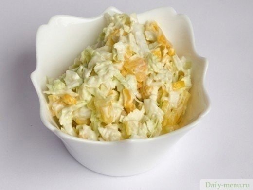 Капустный салат с кукурузой и яблоком