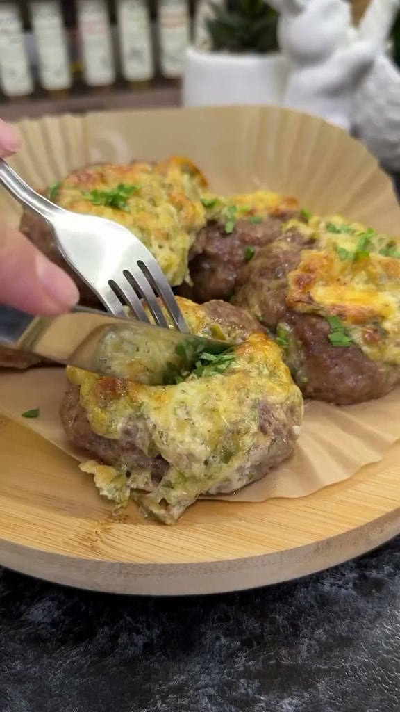 Запеченные мясные гнездышки с сыром