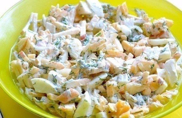 Диетический салат с яблоком и сыром