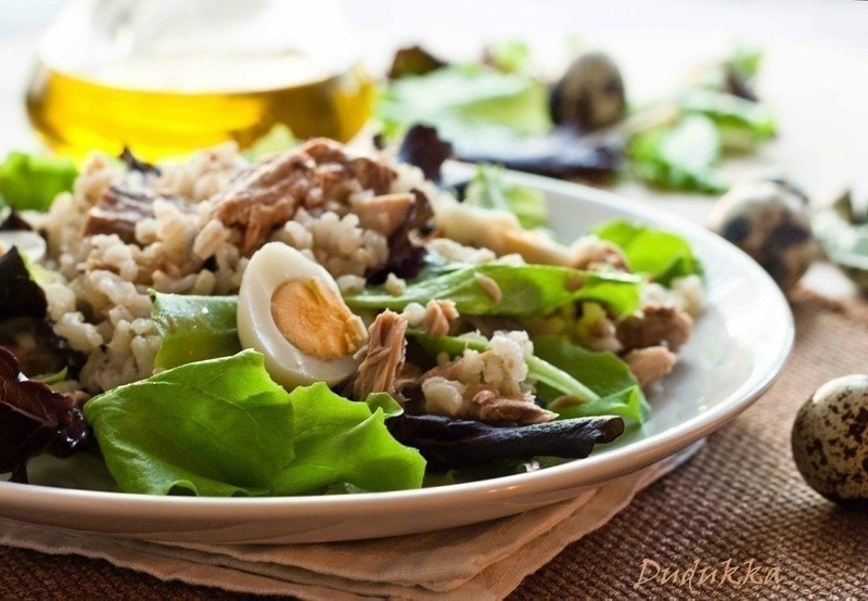 Салат с тунцом и бурым рисом