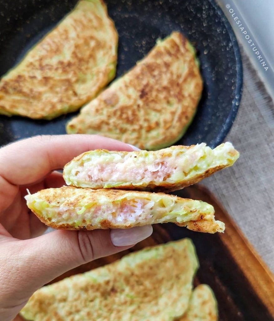 Чебуреки из кабачка с ветчиной и сыром