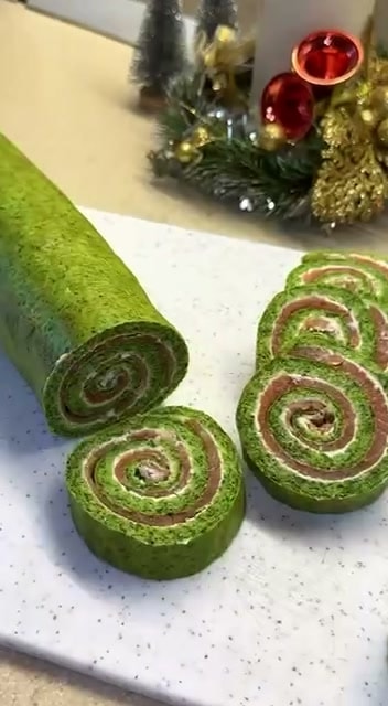 Рулетики из шпината с красной рыбой