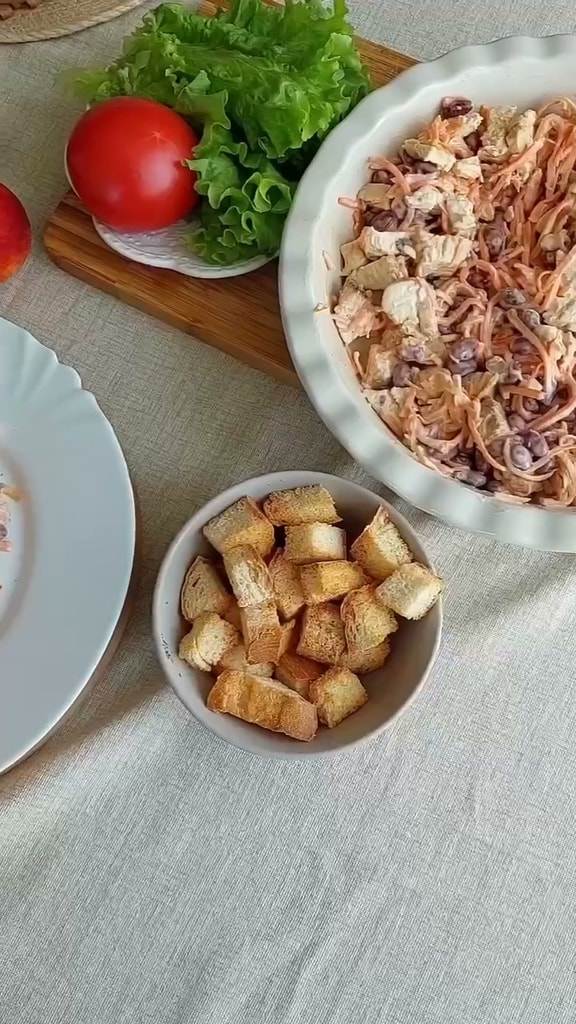 Простой салат с курицей, фасолью и корейской морковью