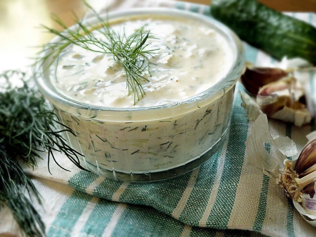 Йогуртовый соус с огурцом