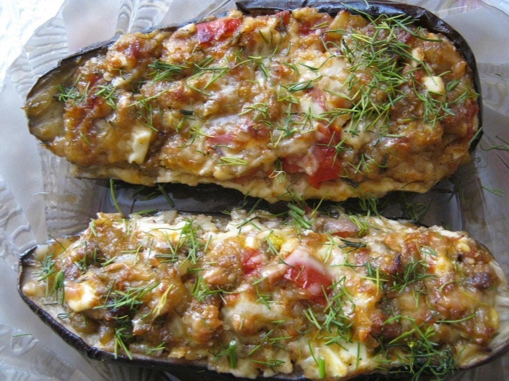 Фаршированные баклажаны с сыром и яйцом
